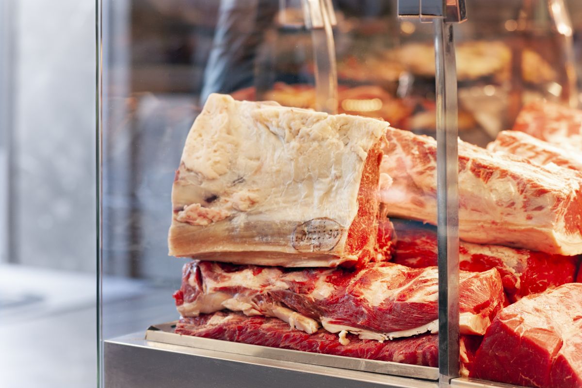 banco macelleria con carne scelta in mostra